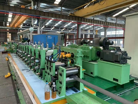 Máquina para la fabricación de tubos de acero con pantalla táctil