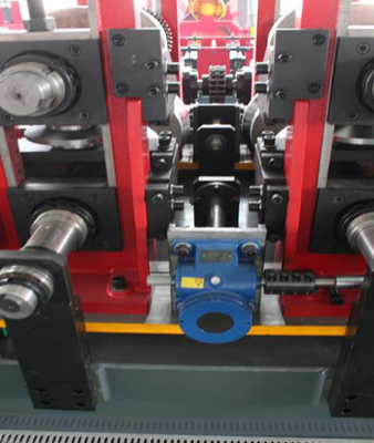 Máquina de fabricación de tuberías de acero eficiente Corte hidráulico 15-20m/min Velocidad