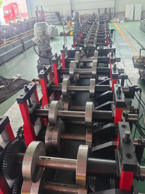 Máquina de fabricación de tuberías de acero eficiente Corte hidráulico 15-20m/min Velocidad