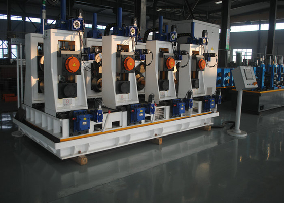 Se utiliza una máquina de moldeado de tubos cuadrados