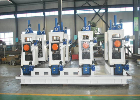 Se utiliza una máquina de moldeado de tubos cuadrados