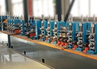 Máquina de molino de tubos de acero al carbono cuadrado de 2,5 mm línea de producción de tuberías de acero de 30 mm/min