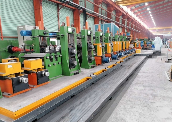 ERW línea de producción de tuberías de acero La unidad de alimentación de cinturón de acero, a través del rollo traer enroscado hasta en un tubo de acero billet