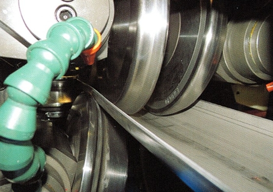 80m/min Molino de tubos de máquina de agujero de diseño de tubo de acero soldado eléctrico molino de tubos automático