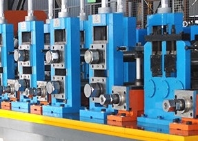 Cadena de producción recta de la tubería de acero de la costura 350kw 20x20 del carbono